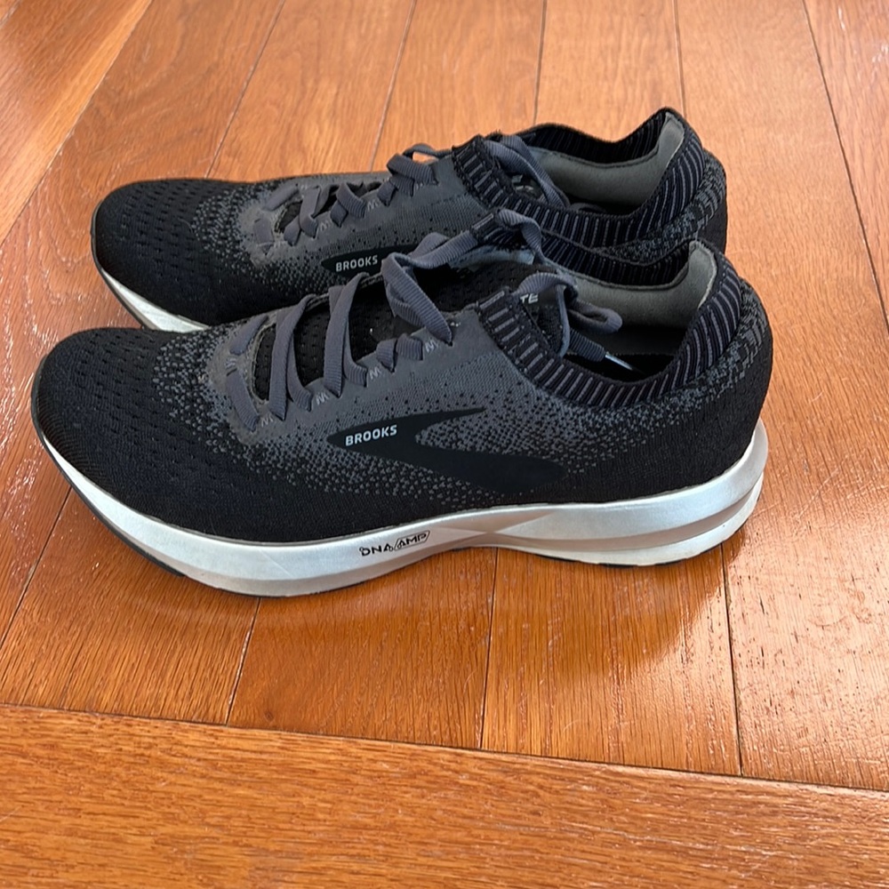 Brooks Levitate women size 7.5